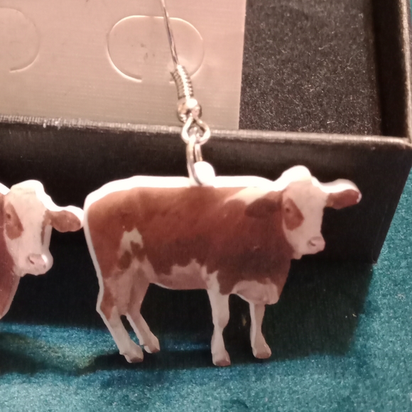 Pair Of Cow Earrings - Picture 2 of 3